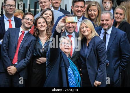 London, Großbritannien. 25. Oktober 2022. Therese Coffey nimmt Selfies mit Mitarbeitern der Downing Street vor Beginn der Rede. Liz Truss, britische Premierministerin, während ihrer Abschlusserklärung in der Downing Street, bevor sie zum Buckingham Palace ging, um König Charles III. Zu sehen Später heute wird Rishi Sunak dann der neue britische Premierminister. Kredit: Imageplotter/Alamy Live Nachrichten Stockfoto