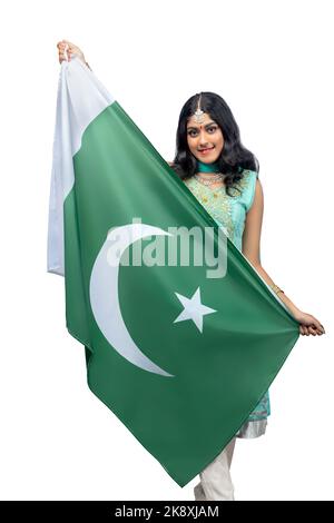 Frau, die die pakistanische Flagge auf weißem Hintergrund isoliert hält Stockfoto