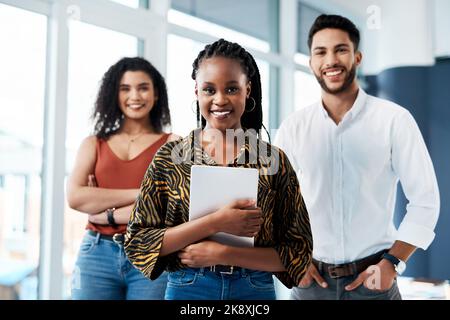 Treffen Sie das Team, das den Traum geschaffen hat. Ein Porträt einer attraktiven jungen Geschäftsfrau, die vor ihren Kollegen steht und ein Tablet hält. Stockfoto