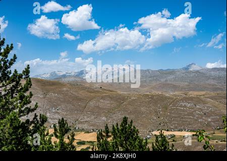 Panoramablick von Rocca Calascio auf den Campo Imperatore und das Massiv des Gran Sasso Stockfoto