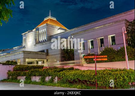 Das Parlamentsgebäude von Singapur wurde am frühen Abend aufgenommen Stockfoto