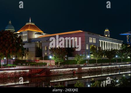 Das Parlamentsgebäude von Singapur, aufgenommen in der Nacht Stockfoto