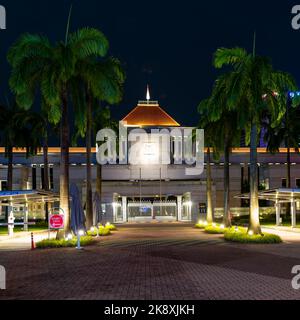 Das Parlamentsgebäude von Singapur, aufgenommen in der Nacht Stockfoto