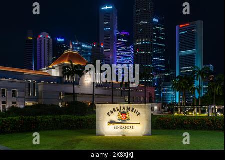 Das Parlamentsgebäude von Singapur, aufgenommen in der Nacht Stockfoto