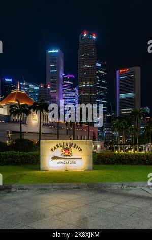 Das Parlamentsgebäude von Singapur, aufgenommen in der Nacht Stockfoto