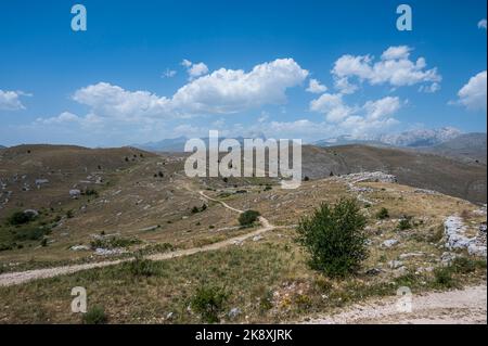 Panoramablick von Rocca Calascio auf den Campo Imperatore und das Massiv des Gran Sasso Stockfoto