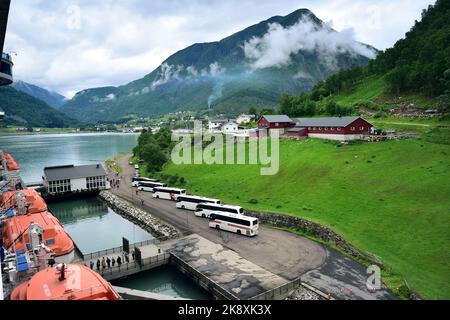 Skjolden, Sognefjord, Norwegen - 28.. Juni 2022:Arbeiter und Coaches warten auf die Andockung des Kreuzfahrtschiffs Stockfoto