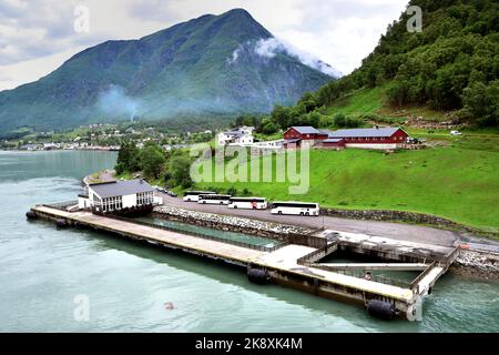 Skjolden, Sognefjord, Norwegen - 28.. Juni 2022:Arbeiter und Coaches warten auf die Andockung des Kreuzfahrtschiffs Stockfoto