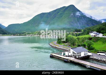 Skjolden, Sognefjord, Norwegen - 28.. Juni 2022:Arbeiter und Coaches warten auf die Andockung des Kreuzfahrtschiffs Stockfoto