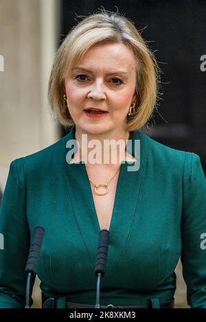 London, Großbritannien. 25. Oktober 2022. Liz Truss verlässt die Nummer 10, um den König zu sehen und als Premierminister zurückzutreten. Nachdem Rishi Sunak die Wahl zum nächsten Tory Leader gewonnen hat. Kredit: Guy Bell/Alamy Live Nachrichten Stockfoto