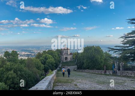 Ein Blick von oben auf Wolken und Grün in Sacro Monte von Varese Lombardei, Italien Stockfoto