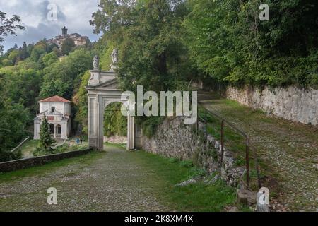 Ein Blick von oben auf Wolken und Grün in Sacro Monte von Varese Lombardei, Italien Stockfoto
