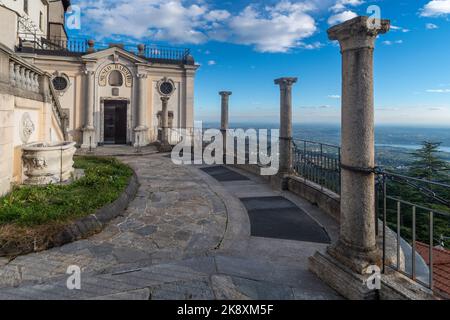 Ein Blick von oben auf Wolken und Grün in Sacro Monte von Varese Lombardei, Italien Stockfoto