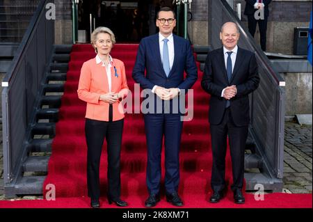 Berlin, Deutschland. 25. Oktober 2022. Bundeskanzler Olaf Scholz (SPD, r) und Ursula von der Leyen, Präsidentin der Europäischen Kommission, begrüßen vor dem Eingang zum Veranstaltungs- und Kongresszentrum Westhafen den polnischen Ministerpräsidenten Mateusz Morawiecki (M). Internationale Experten diskutieren am Dienstag auf Einladung der deutschen Präsidentschaft G7 und der EU-Kommission über den Wiederaufbau der Ukraine. Quelle: Christophe Gateau/dpa/Alamy Live News Stockfoto