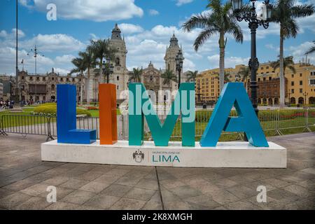 Lima, Peru - 10. September 2022: Lima Schriftzug auf der Plaza de Armas, Hauptplatz in Lima. Stockfoto