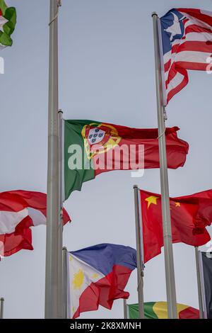 Die Flag Plaza zeigt 119 Flaggen aus Ländern mit zugelassenen diplomatischen Missionen, darunter Flaggen der EU, der UN und des GCC. Stockfoto