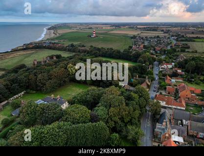 Eine Drohnenaufnahme des Dorfes Happisburgh an der Norfolk Coast während des Sonnenuntergangs Stockfoto