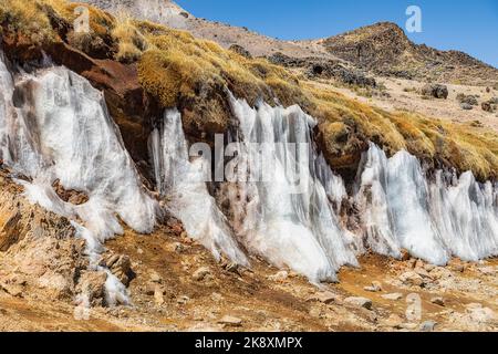 Auf dem Weg von Arequipa nach Chivay in den peruanischen Anden liegen die kleinen tropischen Gletscher Jaruma als Eiswand direkt an der Route. Stockfoto