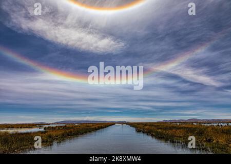 Doppelter Sonnenschein über dem Titicacasee in Puno, Peru. Stockfoto