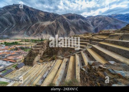 Inka-Festung mit Terrassen und Tempelberg in Ollantaytambo, Cusco, Peru. Ollantaytambo war das königliche Anwesen von Kaiser Pachacuti, der die R eroberte Stockfoto