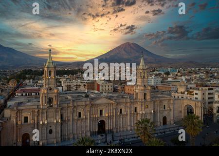 Luftaufnahme der Plaza de Armas mit der Kathedrale von Arequipa und dem Misti-Vulkan im Hintergrund in Arequipa, Peru zur blauen Stunde/Sonnenuntergang. Stockfoto