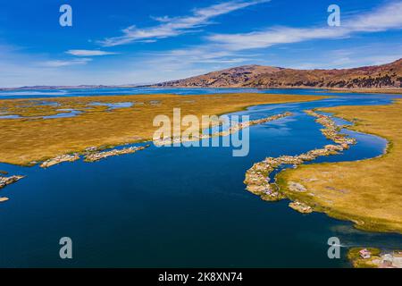 Luftaufnahme der schwimmenden Uros Straw Inseln am Titicacasee bei Puno, Peru. Stockfoto