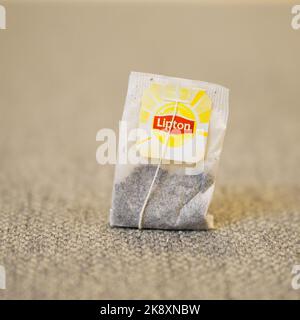 Eine Nahaufnahme des schwarzen Teebeutels der Marke Lipton auf dem Tisch Stockfoto