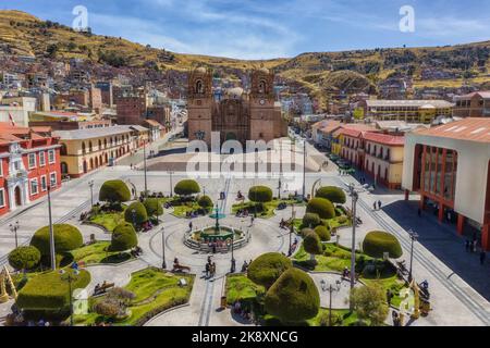 Luftaufnahme der Plaza de Armas in Puno am Titicacasee in Peru, nach der Umwandlung des Denkmals für Francisco Bolognesi für einen alten französischen Brunnen Stockfoto