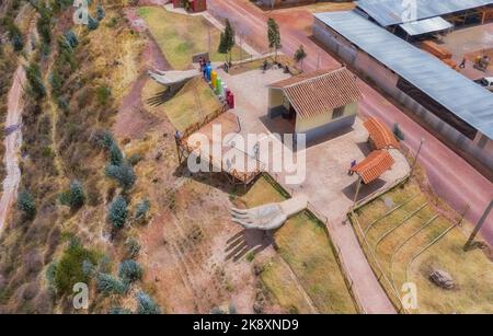 Luftaufnahme des Aussichtspunkts Mirador de Cielo Punku in Huaro, Cusco, Peru. Dieser Aussichtspunkt besteht aus zwei Händen, die bis ins Tal reichen. Stockfoto