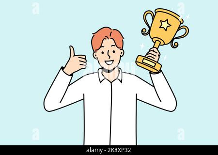 Überglücklich junger Mann mit Goldpreis in den Händen feiern Sieg. Lächelnder Geschäftsmann mit goldenem Preis oder Trophäe zeigt Daumen hoch. Vektorgrafik. Stock Vektor