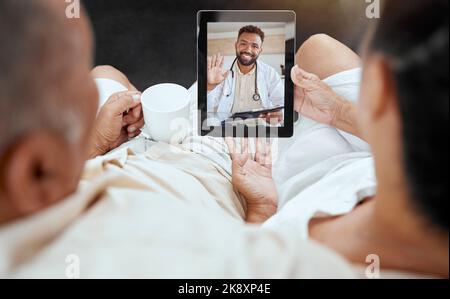 Digitales Tablet, Videoanruf und Arztberatung mit älteren Paaren zu Hause für Telemedizin, Untersuchungen und Gesundheitsgespräche. Wohnzimmer Stockfoto