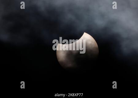 Nürnberg, Deutschland. 25. Oktober 2022. Der Mond bedeckt Teile der Sonne. Nach Angaben der Vereinigung der Freunde der Sterne beginnt die partielle Sonnenfinsternis kurz nach 11 Uhr und dauert etwa zwei Stunden. Quelle: Daniel Löb/dpa/Alamy Live News Stockfoto