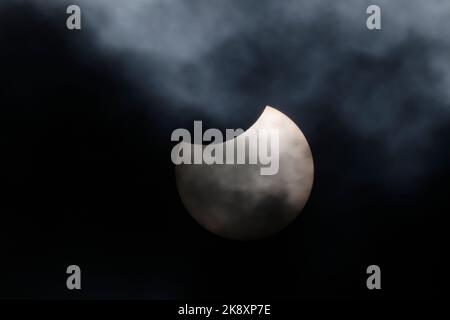 Nürnberg, Deutschland. 25. Oktober 2022. Der Mond bedeckt Teile der Sonne. Nach Angaben der Vereinigung der Freunde der Sterne beginnt die partielle Sonnenfinsternis kurz nach 11 Uhr und dauert etwa zwei Stunden. Quelle: Daniel Löb/dpa/Alamy Live News Stockfoto