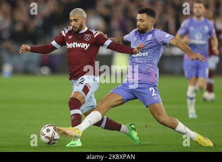 London, England, 24.. Oktober 2022. Saïd Benrahma von West Ham United und Ryan Fredericks von Bournemouth fordern den Ball während des Premier League-Spiels im Londoner Stadion. Bildnachweis sollte lauten: Paul Terry / Sportimage Stockfoto