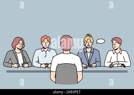 Der Mann spricht beim Interview im Büro mit dem Rekrutierungsteam. Männlicher Bewerber oder Bewerber bei einem Arbeitsgespräch. Einstellung und Personalwesen. vektorgrafik. Stock Vektor