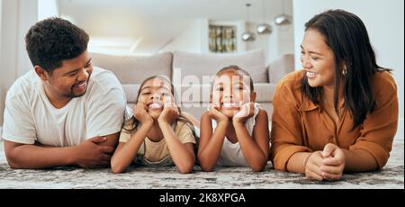 Liebe, glückliche Familie und Liegen Entspannen Sie sich auf dem Boden zusammen im Wohnzimmer zu Hause, Bonding verbringen hochwertige Zeit und Freiheit. Sorglose, liebevolle Eltern lachen Stockfoto