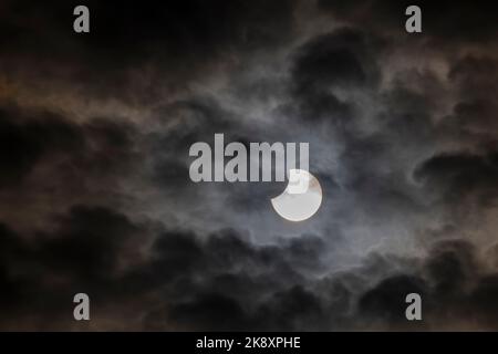 Partielle Sonnenfinsternis vom 25. Oktober 2022, von Pisa aus gesehen, Italien Stockfoto