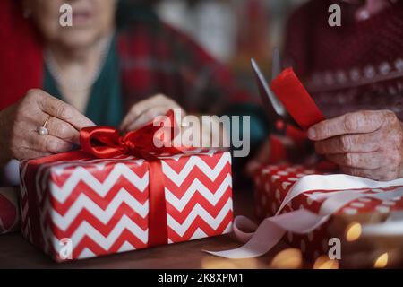 Seniorenpaar bereitet Weihnachtsgeschenke für ihre Familie vor. Stockfoto