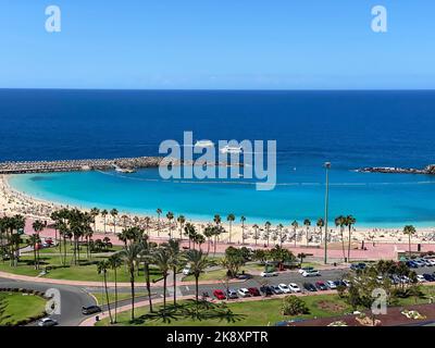 Eine Luftaufnahme der Küste von Amadores mit einem Sandstrand und Palmen an einem sonnigen Tag auf Gran Canaria Stockfoto