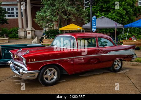 Des Moines, IA - 1. Juli 2022: Blick auf eine Chevrolet Belair Coupe aus dem Jahr 1957 auf einer lokalen Autoausstellung. Stockfoto