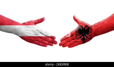 Handschlag zwischen Albanien und Österreich Flaggen auf Händen gemalt, isolierte transparente Bild. Stockfoto