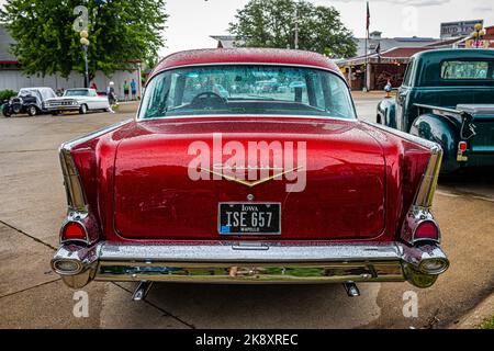 Des Moines, IA - 1. Juli 2022: Blick auf die Rückseite eines Chevrolet Belair Coupés aus dem Jahr 1957 auf einer lokalen Autoausstellung. Stockfoto