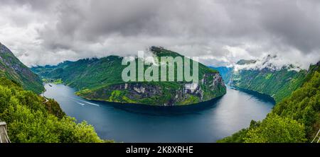 Blick über den Geiranger Fjord und den Wasserfall der Seven Sisters vom Aussichtspunkt Ornesvingen-Eagle Stockfoto