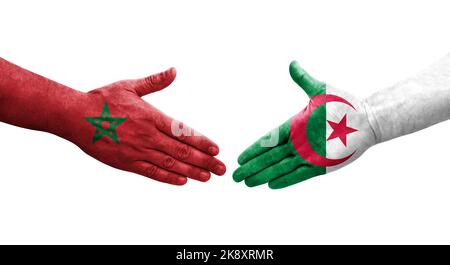 Handschlag zwischen Algerien und Marokko Flaggen auf Händen gemalt, isolierte transparente Bild. Stockfoto