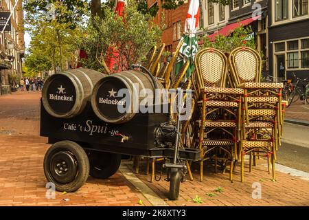 Amsterdam, niederlande. Oktober 2022. Alte Heineken Bierfässer als Dekoration auf einer Terrasse auf dem Spui in Amsterdam. Hochwertige Fotos Stockfoto