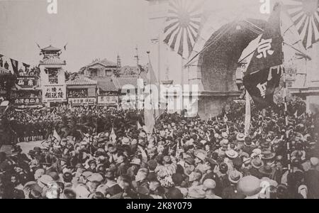 Menschen feiern die Rückkehr von Admiral Tōgō Heihachirō nach dem Sieg der Schlacht von Tsushima, Shimbashi, Tokio, Japan. Stockfoto