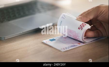Geld, Finanzen und Euro-Währung mit einer Hand eines Mannes Banker Zählen Bargeld für Vermögensverwaltung oder Buchhaltung. Geschäfts-, Finanz- und Zahlungsverkehr mit einem Stockfoto