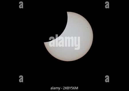 Nürnberg, Deutschland. 25. Oktober 2022. Die partielle Sonnenfinsternis ist hier in Nürnberg um 12:14 Uhr zu sehen. Quelle: Daniel Löb/dpa/Alamy Live News Stockfoto