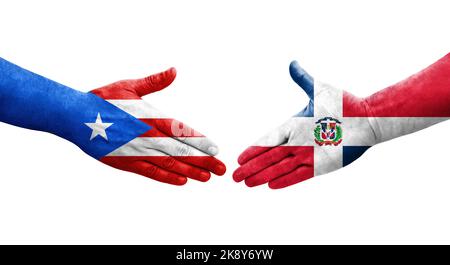 Handshake zwischen Dominikanische Republik und Puerto Rico Fahnen auf Händen gemalt, isolierte transparente Bild. Stockfoto