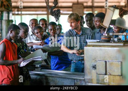 Ghana, Samreboi. Samartex-Holzfabrik. Ein Expat aus Holland unterrichtet Studenten in technischer Bildung. Weil die Fabrik im Busch ist, haben sie es Stockfoto